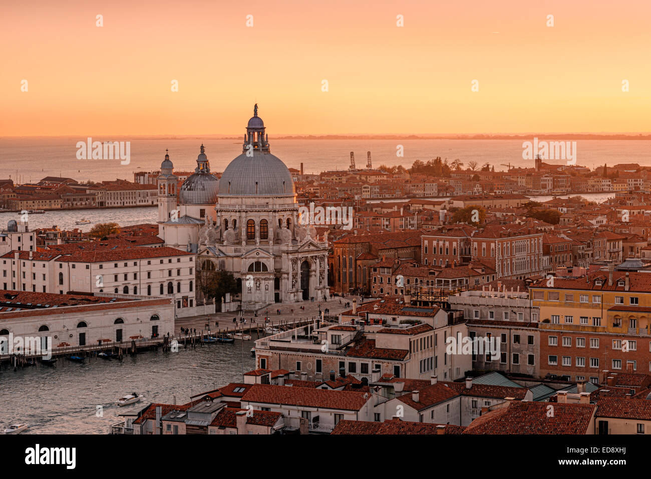 Sonnenuntergang über Basilica Santa Maria della Salute von Piazza San Marco aus gesehen Stockfoto