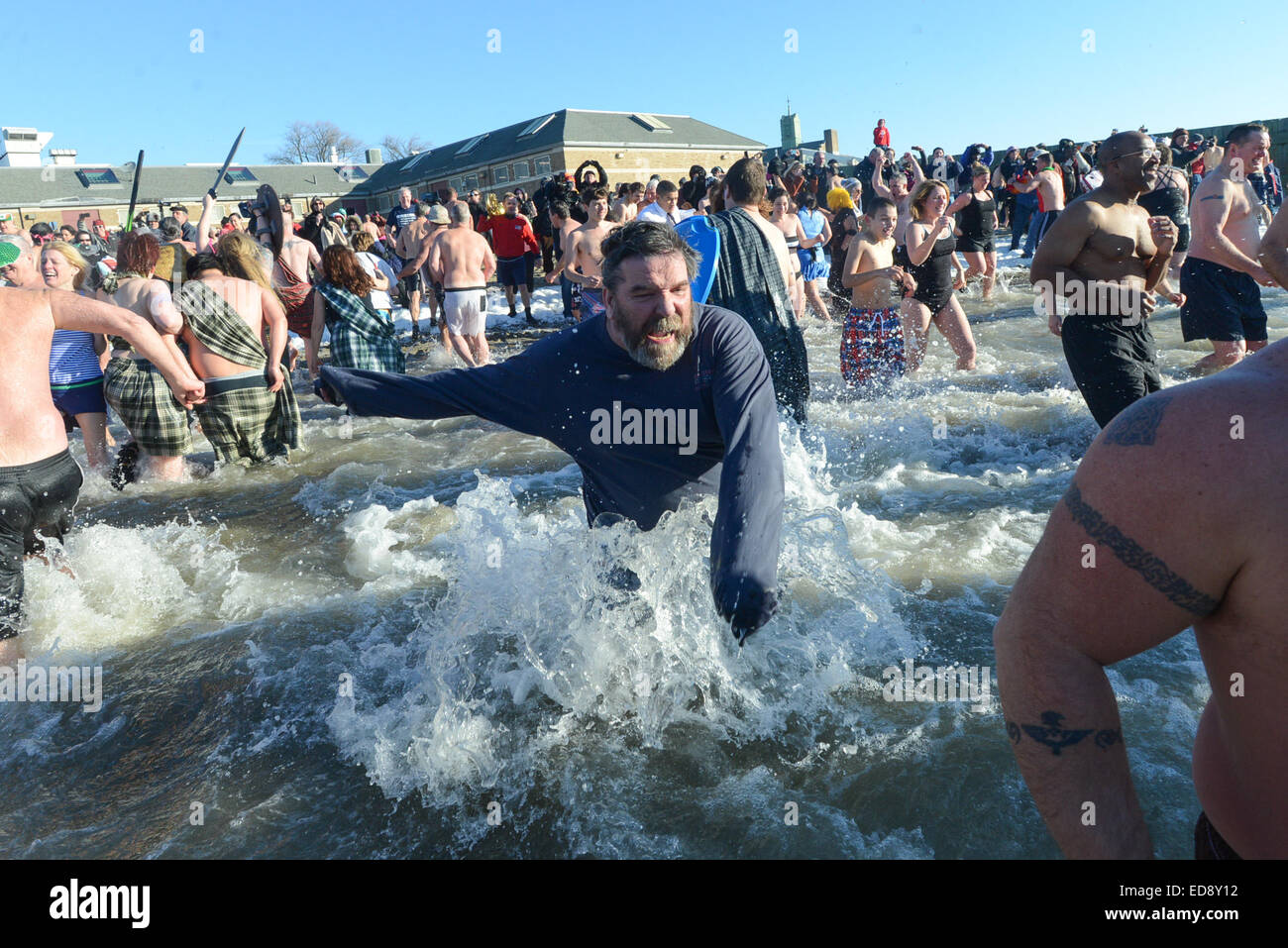 South Boston, Massachusetts, USA. 1. Januar 2015. Mehrere hundert mutige Schwimmer Baden New Years Day in den Atlantischen Ozean in South Boston im Rahmen der jährlichen L Street Brownies Polar Plunge. Bildnachweis: Jeremiah Robinson/ZUMA Wire/ZUMAPRESS.com/Alamy Live-Nachrichten Stockfoto