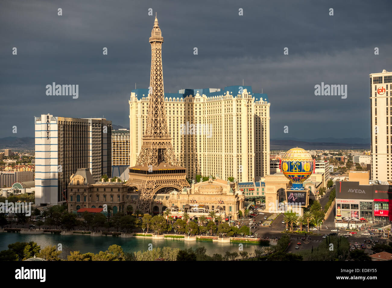 Las Vegas Boulevard bei Nacht mit Paris Las Vegas Bally es Hotels und Casinos wie über den See im Bellagio zu sehen. Stockfoto