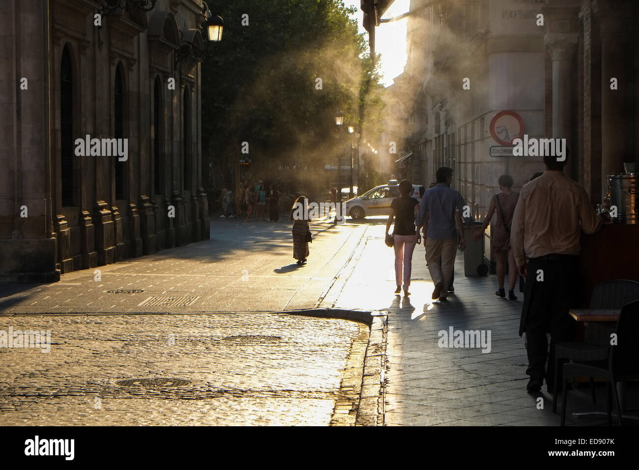 Sevilla Spanien: Wasserdampf Spray aus den Straßencafés hält Kunden Cool in der spanischen Hitze Stockfoto