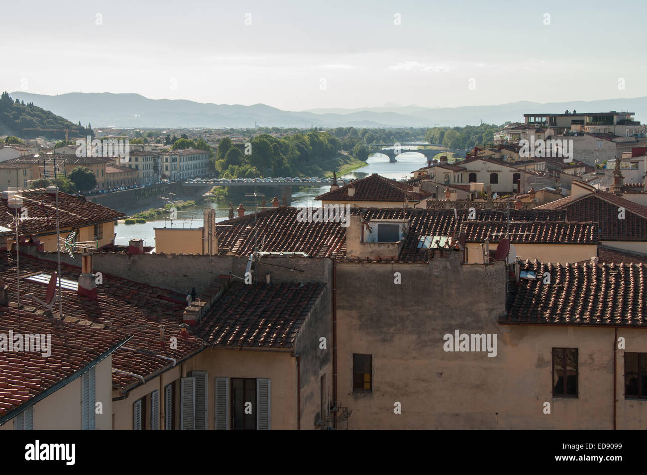 Luftaufnahme des Flusses Arno, Florenz, Italien Stockfoto