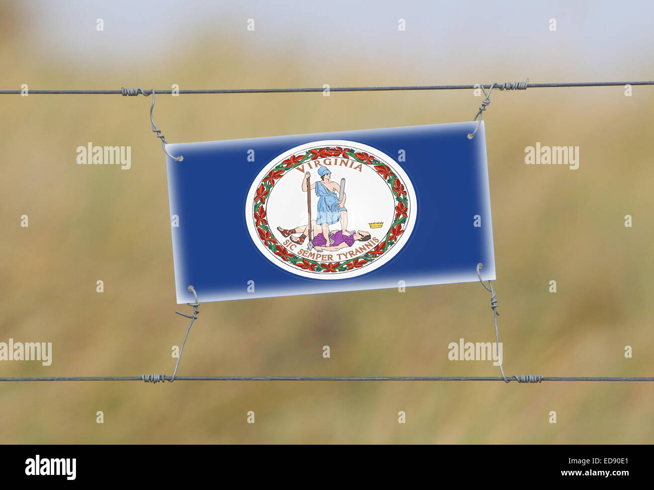 Grenzzaun - alte Kunststoffschild mit einer Fahne - Virginia Stockfoto Grenzzaun - alte Kunststoffschild mit einer Fahne - Virginia Stockfoto