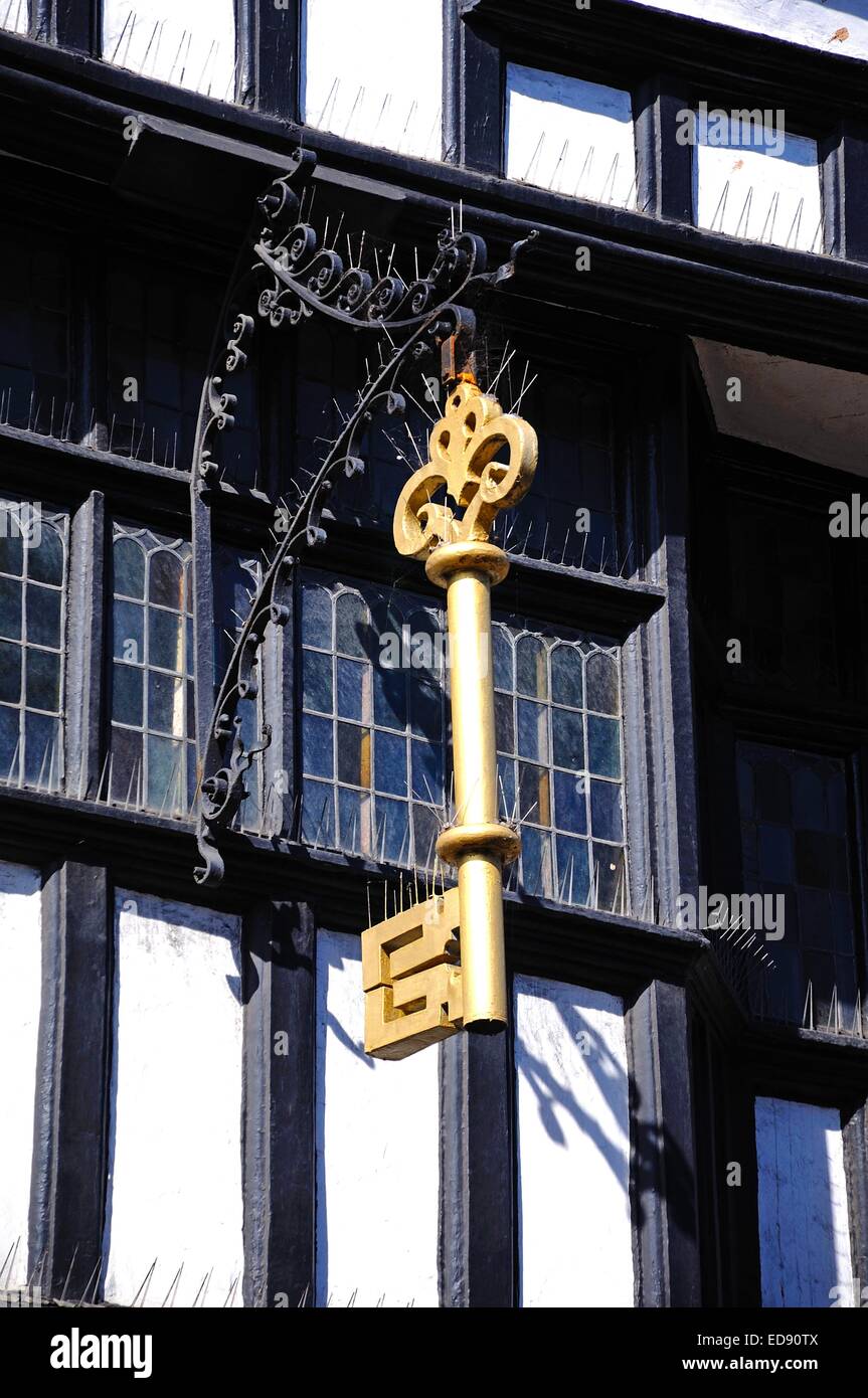 Goldener Schlüssel auf der Vorderseite des das Haus mit den goldenen Schlüssel kennt auch als Haus der nicken Giebeln entlang der High Street, Tewkesbury Stockfoto