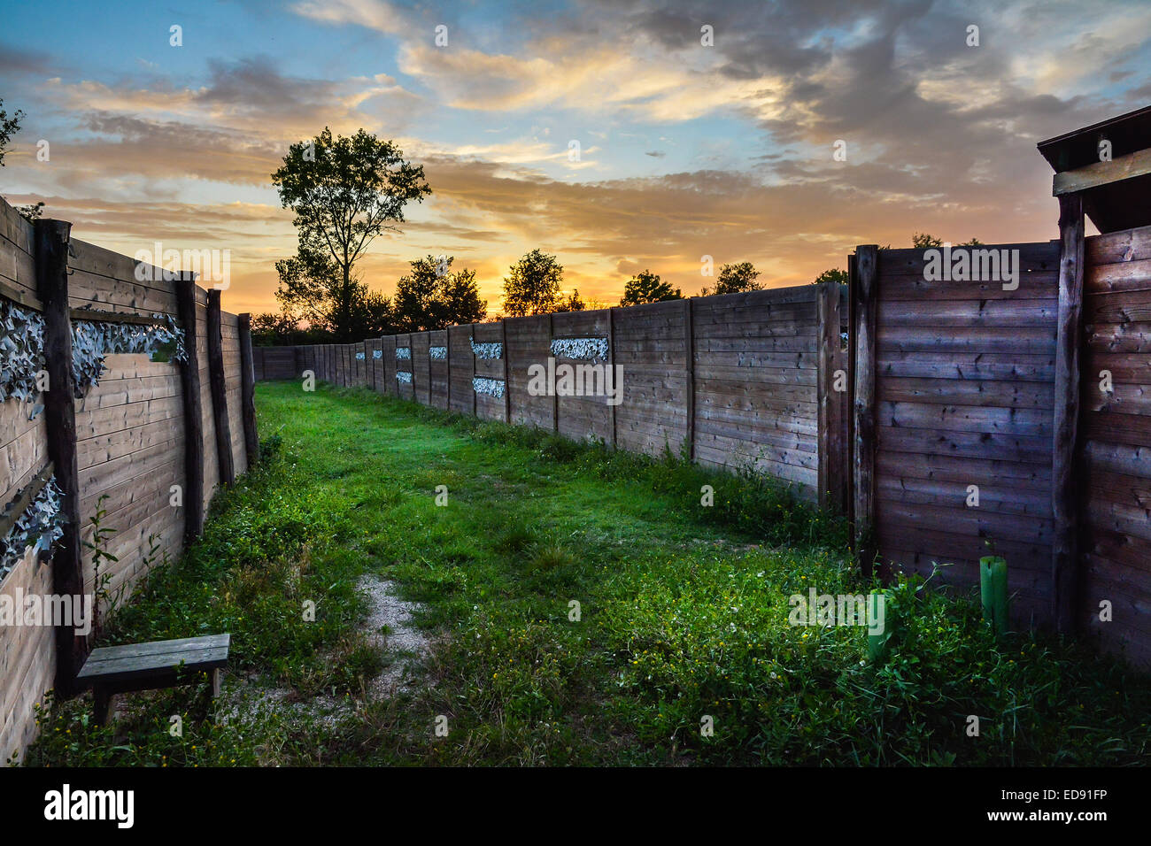 Sonnenuntergang auf dem Lande Straße an einem Sommertag Stockfoto