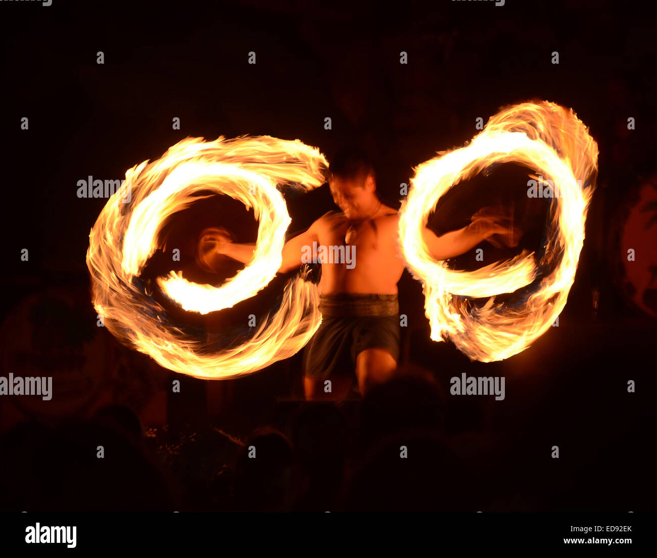 LAHAINA - März 22: Polynesische Tänzer zeigt Feuer tanzen, während im freien kulturellen Aktivitäten am 22. März 2013 in Lahaina Stockfoto