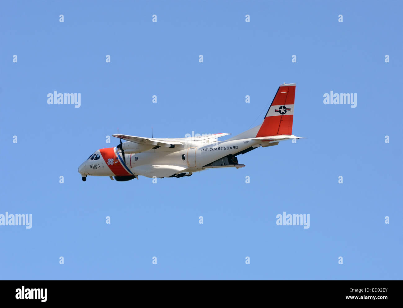 MIAMI - NOVEMBER 11: Uns Coast Guard HC-144 Ocean Sentry auf Patrouille aus Miami am 11. November 2012 Abflug. Stockfoto