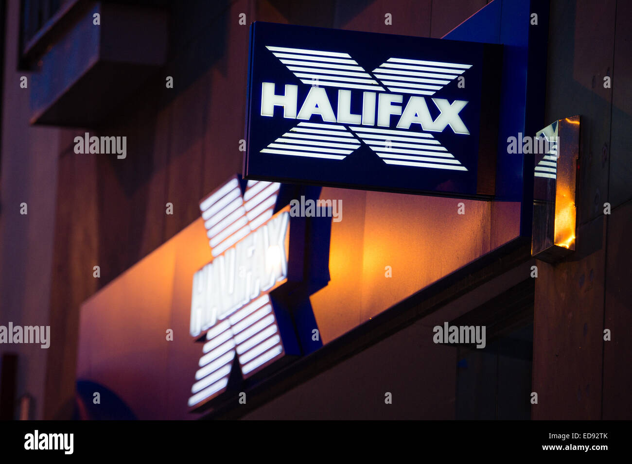 Konsumverhalten services UK: eine Halifax Building Society Logo Zeichen UK, Nacht Stockfoto