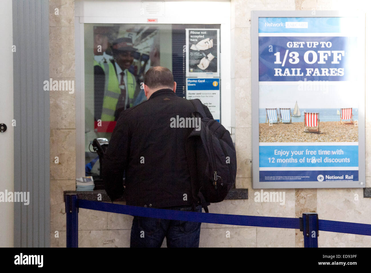 London, UK. 2. Januar 2015. Ein Passagier, der Kauf einer Eintrittskarte vom Bahnhof Wimbledon. Schiene Preiserhöhung in England und Wales in Kraft treten, da die Erhöhungen weiterhin Lohnwachstum überflügeln. Bildnachweis: Amer Ghazzal/Alamy Live-Nachrichten Stockfoto