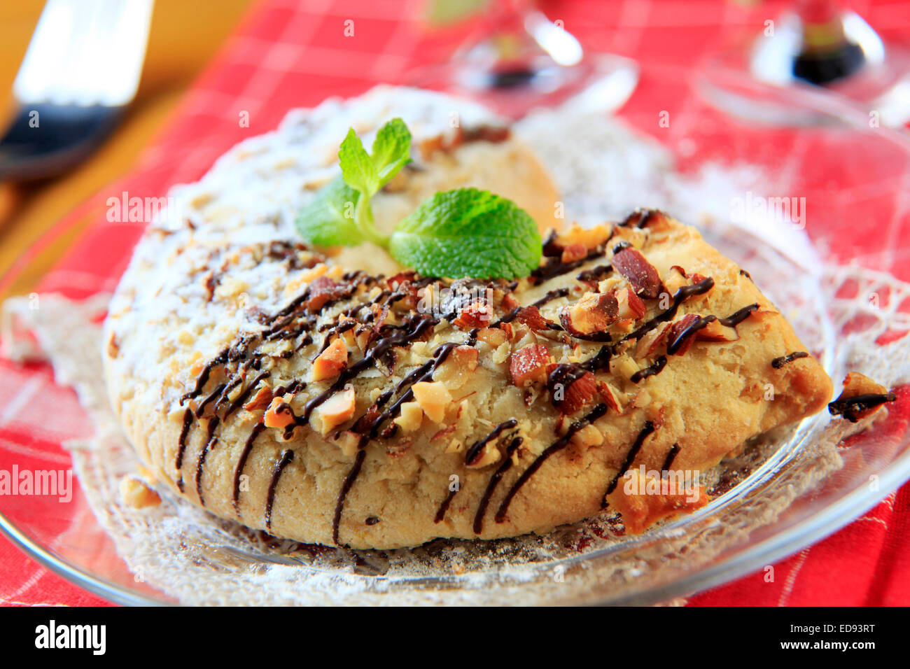 Marzipan-Halbmond-Cookie mit gehackten Mandeln bestreut Stockfoto