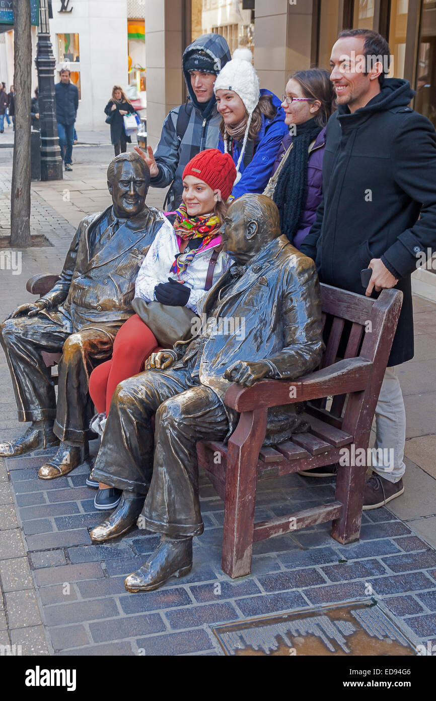 London, Old Bond Street Touristen posieren für Fotos mit der "Verbündeten" Skulptur von Churchill und Roosevelt Stockfoto