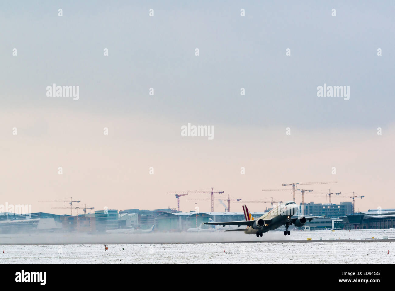 STUTTGART, Deutschland - 28. Dezember 2014: A Germanwings Flugzeug Flughafen Stuttgart an einem frostigen Wintertag am Dezember fährt Stockfoto