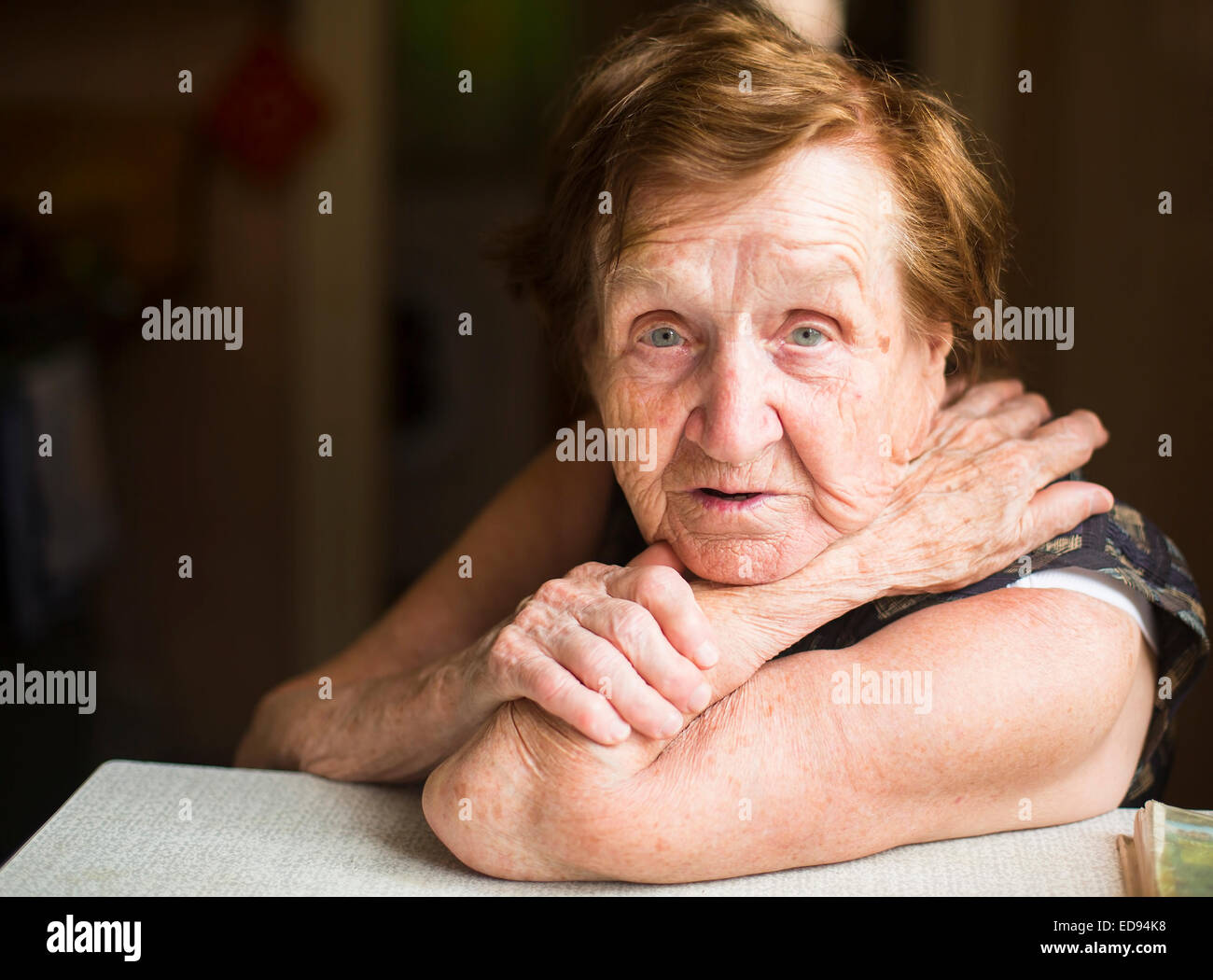 Arme alte Frau in ihrem Haus, Blick in die Kamera. Stockfoto
