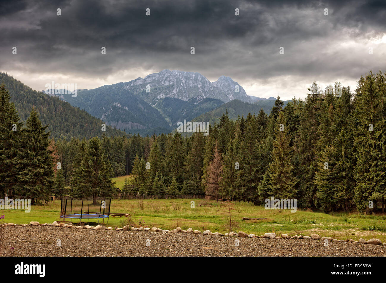 Tatra-Gebirge mit Giewont vor dramatischen Himmel, Polen. Stockfoto