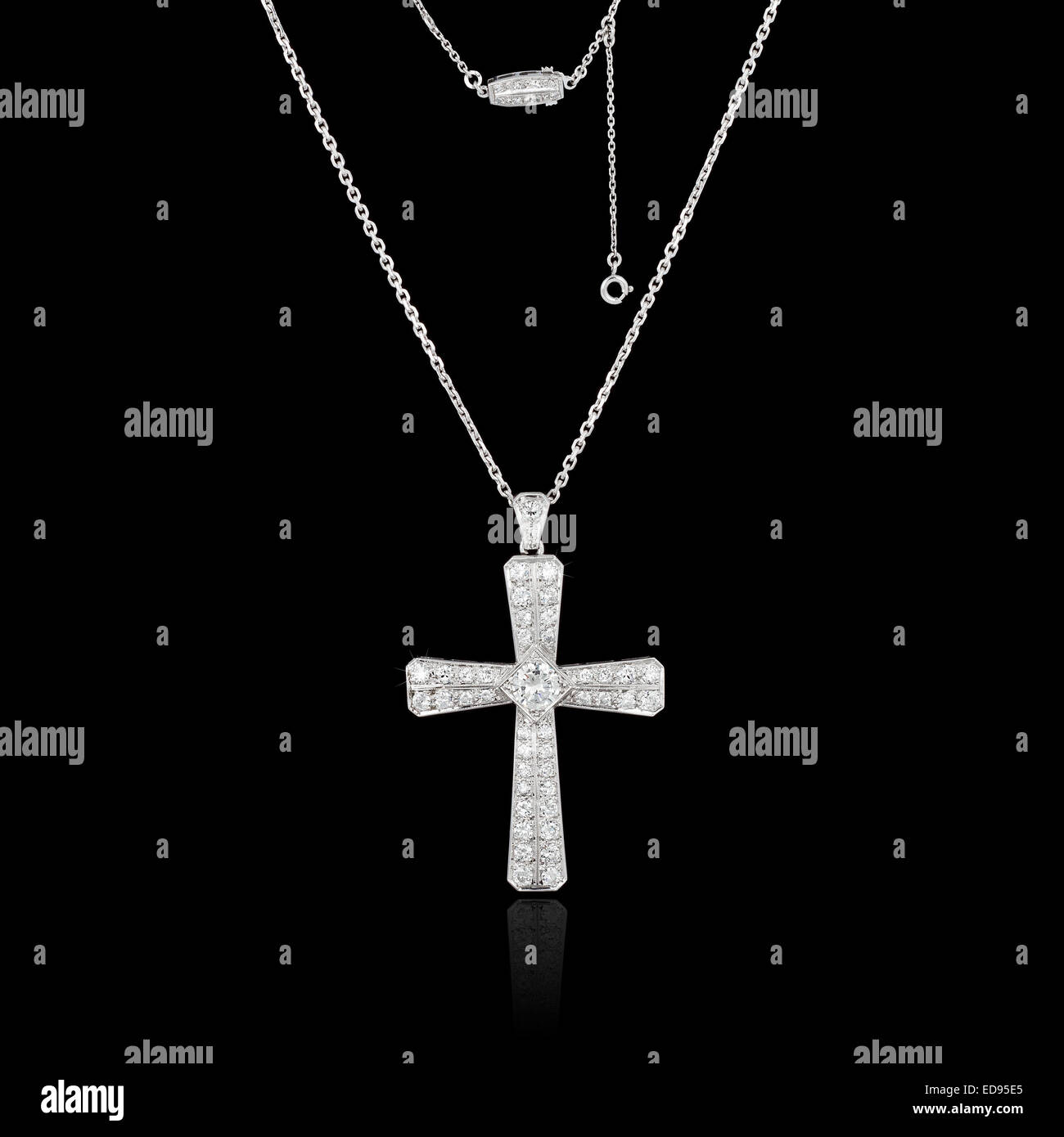 Diamant-Halskette mit Kreuz isolierten auf schwarzen Hintergrund Stockfoto