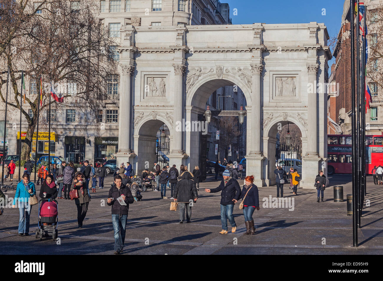 Weihnachten Menschenmassen Wintersonne im Londoner Marble Arch Stockfoto