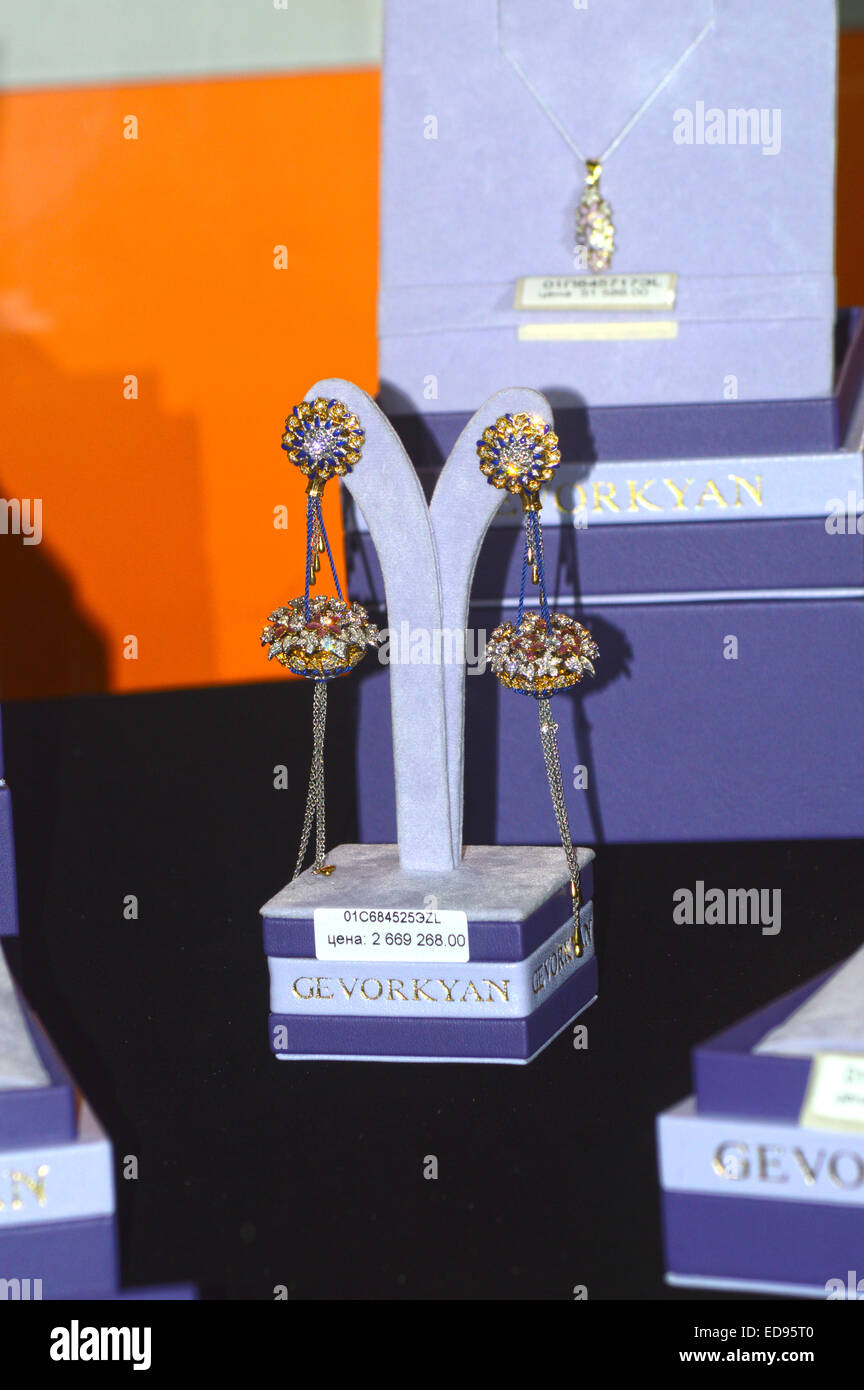 Ohrringe mit Edelsteinen X internationale Fachmesse für Schmuck und Uhrenmarken Schmuck mit Edelsteinen glänzen Stockfoto