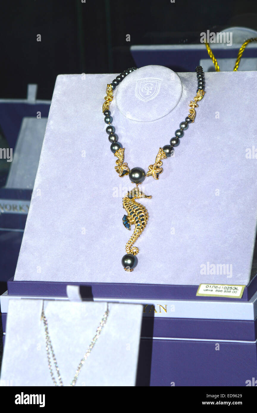 Perlenkette, verziert mit Edelsteinen und einem Anhänger in Form von Seepferdchen Ästhet Schmuck Haus JUNWEX Moskau Stockfoto