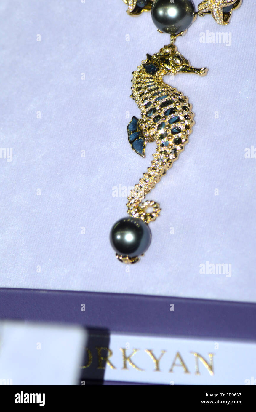Perlenkette, verziert mit Edelsteinen und einem Anhänger in Form von Seepferdchen Ästhet Schmuck Haus JUNWEX Moskau Stockfoto
