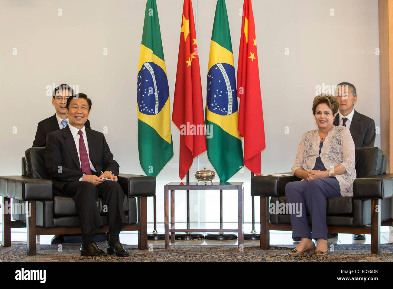 Brasilia, Brasilien. 2. Januar 2015. Brasilianische Präsidentin Dilma Rousseff (vorne R) trifft sich mit Chinesisch Vizepräsident Li Yuanchao (vorne L), wer hier als besondere ist Vertreter der chinesischen Staatspräsidenten Xi Jinping, in Brasilia, Hauptstadt von Brasilien, 2. Januar 2015. © Xu Zijian/Xinhua/Alamy Live-Nachrichten Stockfoto