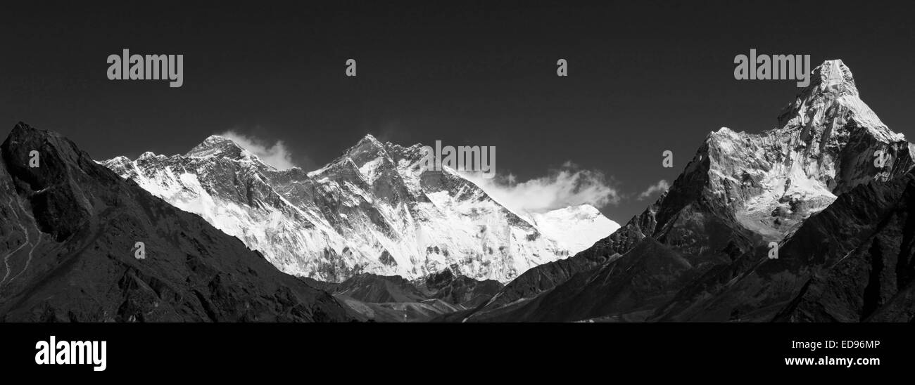 Schneebedeckte Berge auf das Everest base Camp trek, Himalaya-Gebirge, UNESCO-Weltkulturerbe, Sagarmatha Nationalpark Stockfoto