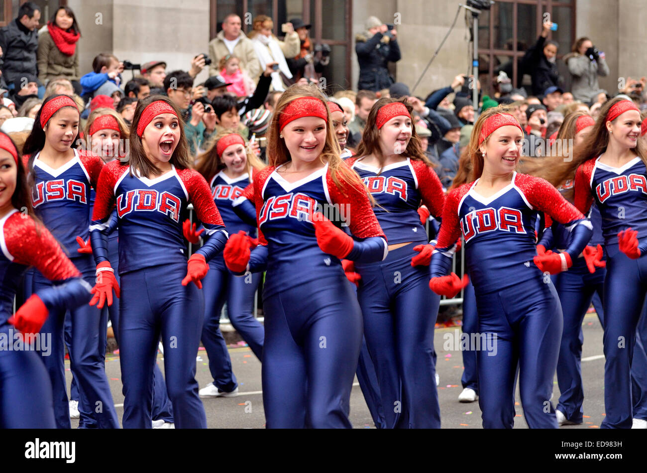London, 1. Januar. Neujahr Parade von Piccadilly, Parliament Square. UDA Cheerleader Stockfoto