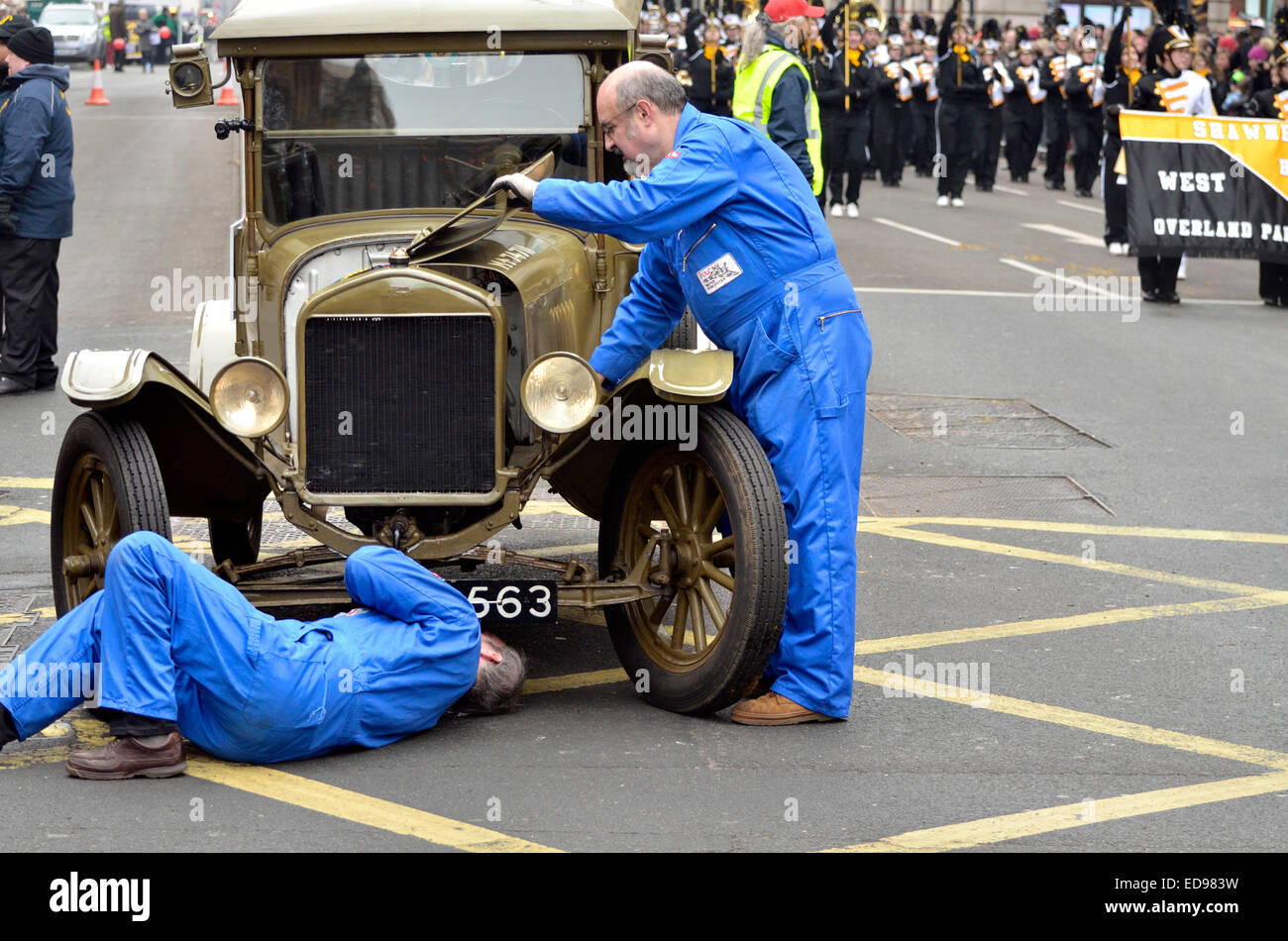 London, 1. Januar. Neujahr Parade von Piccadilly, Parliament Square. Versuch, eine gebrochene unten Ford Modell T van zu beheben Stockfoto