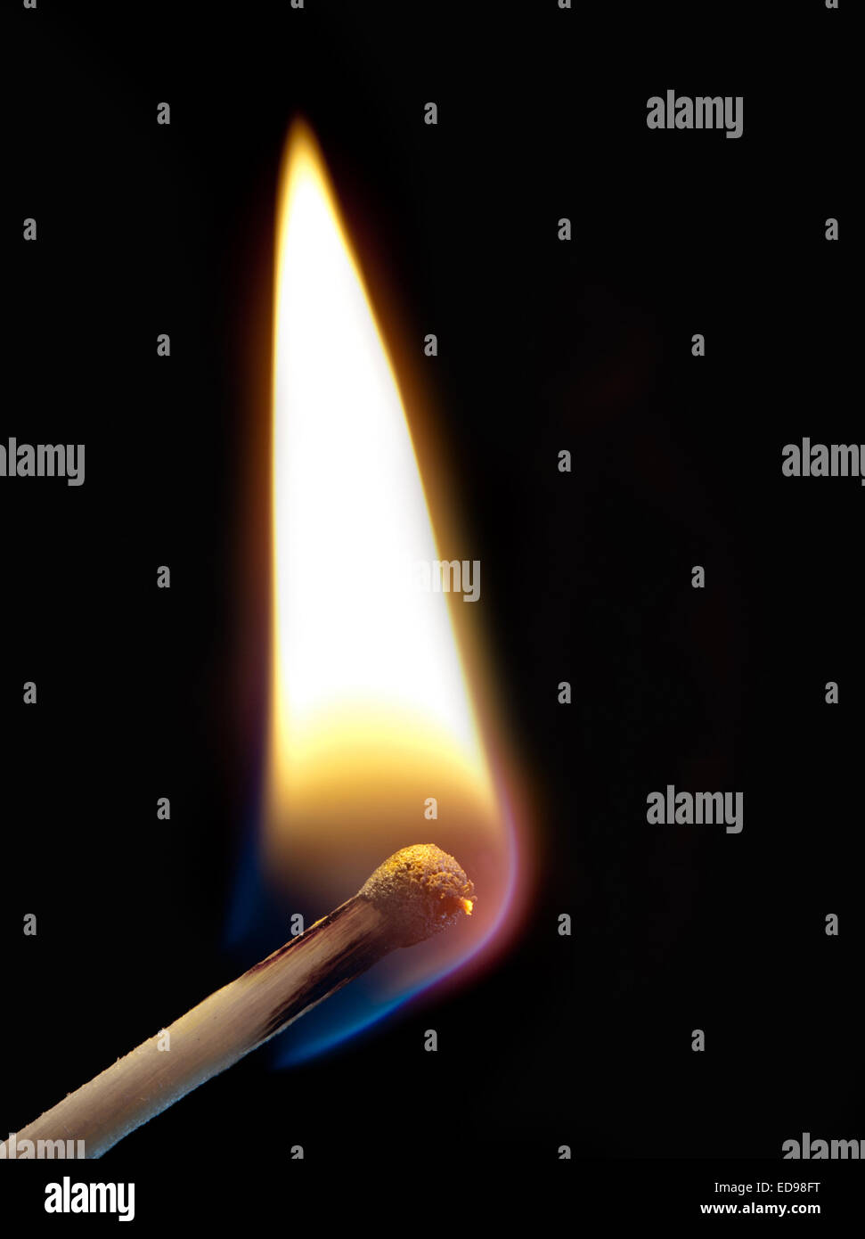 Zündung eines Spiels mit Rauch auf dunklem Hintergrund Stockfoto