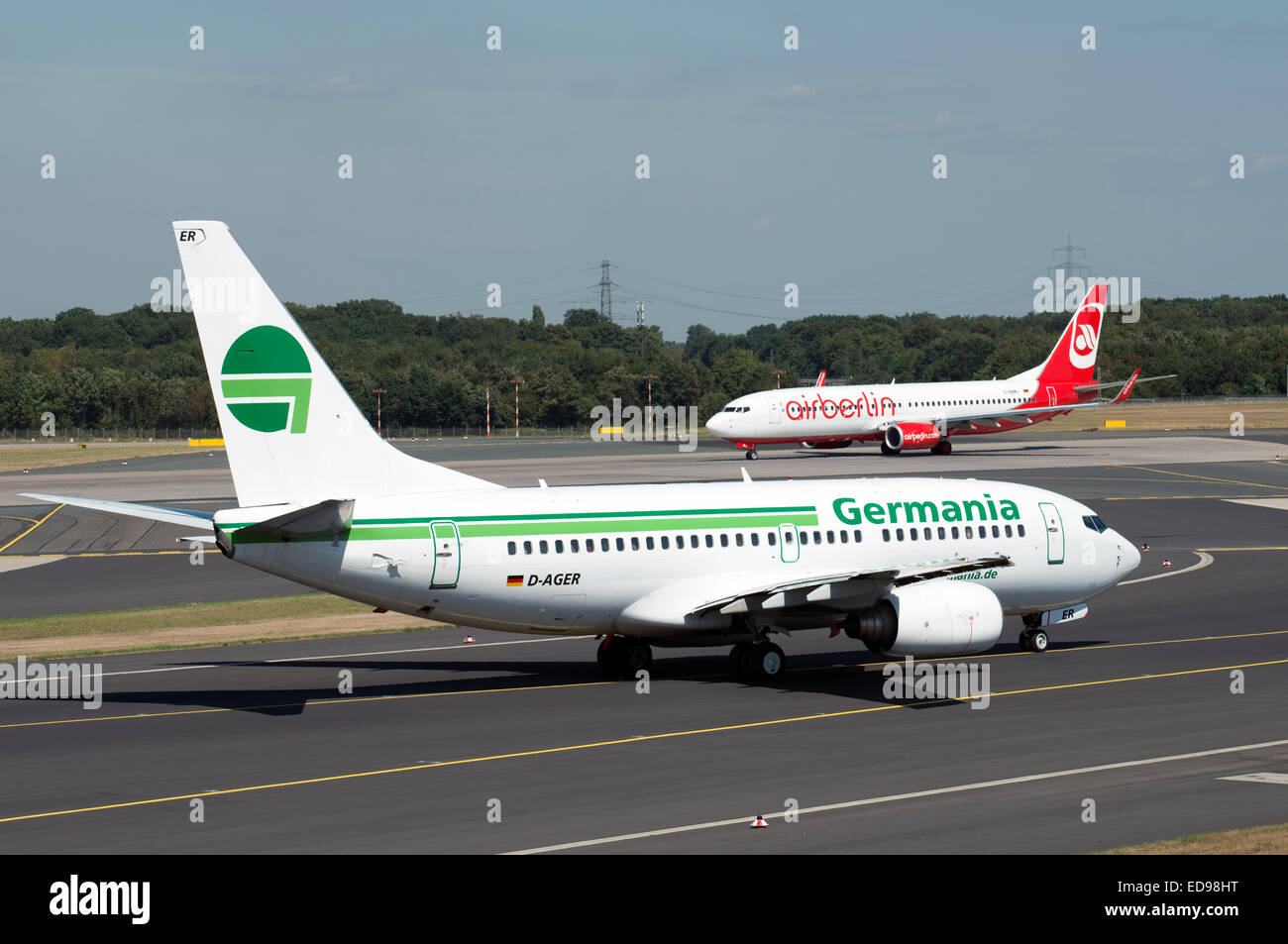 Germania & Air Berlin Boeing 737 Passagierflugzeuge, Düsseldorf, Deutschland. Stockfoto