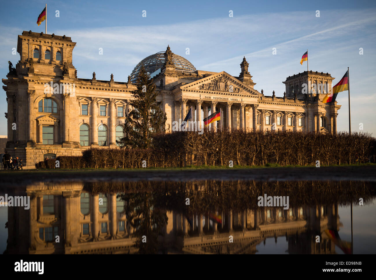 Berlin, Deutschland. 1. Januar 2015. Den Deutschen Reichstag spiegelt sich in einer Pfütze in Berlin, Deutschland, 1. Januar 2015. Viele Touristen genießen Sie tolles Wetter die Stadt zu entdecken. Foto: LUKAS SCHULZE/Dpa/Alamy Live News Stockfoto