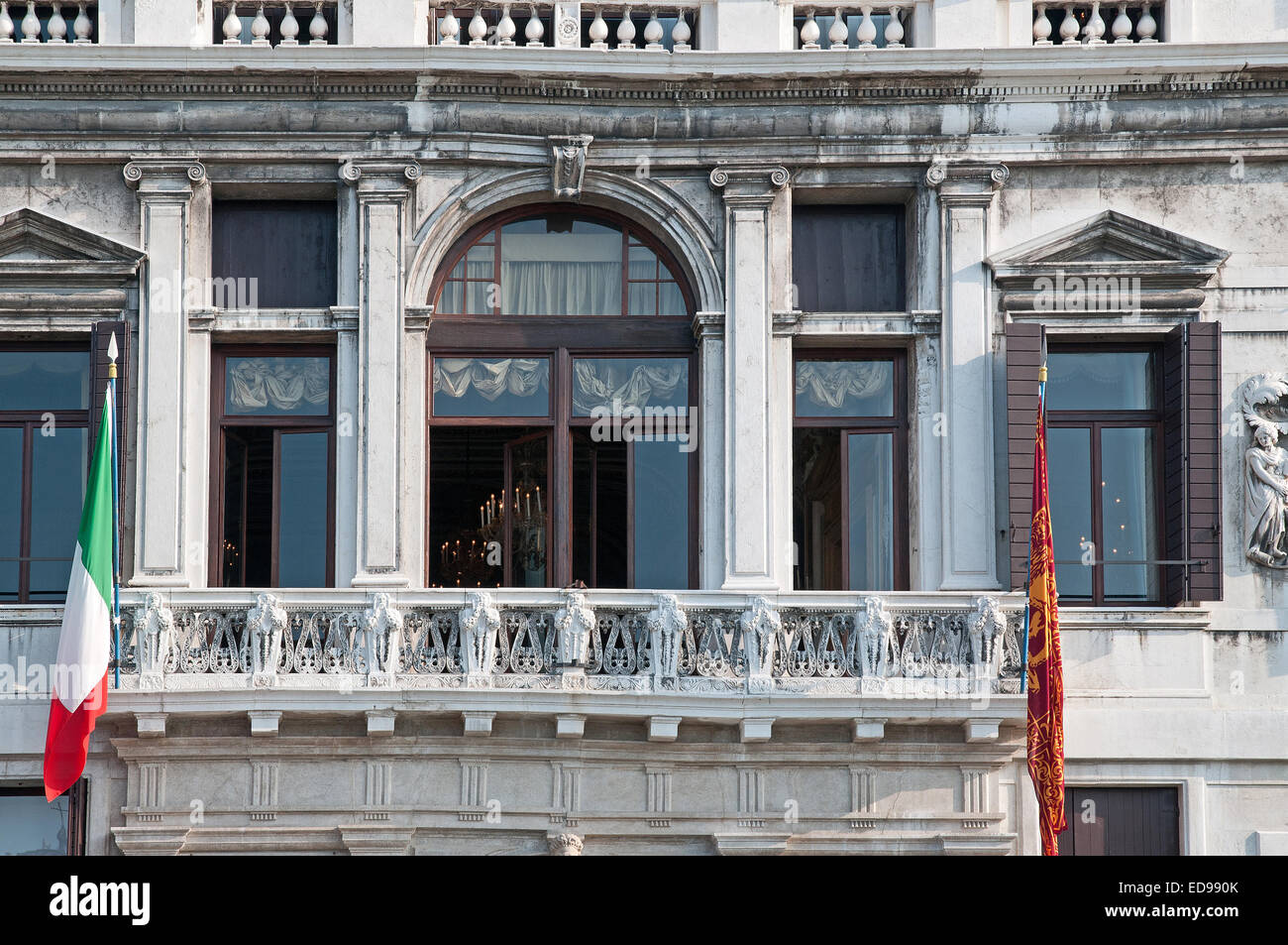 Der Veranda eine erhebliche Palastgebäude Haus Palazzo in der Nähe von Rialto auf den Canal Grande Venedig Italien GRAND CANAL Palast ARCHI Stockfoto