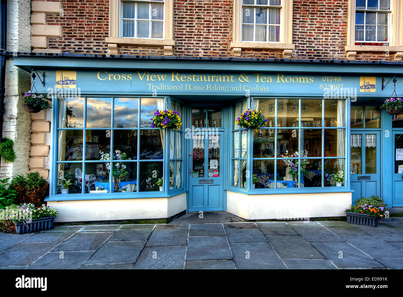 View Restaurant und Teestuben zu überqueren, wie gesehen in Richmond Market Place, North Yorkshire Stockfoto