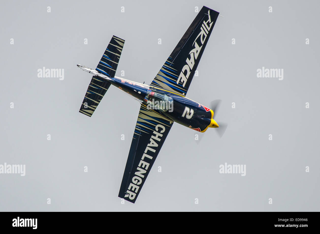 Der Challenger Cup ist eine zweite Wettbewerbskategorie in der Red Bull Air Race World Championship. Die Piloten fliegen Sie Lager Stockfoto