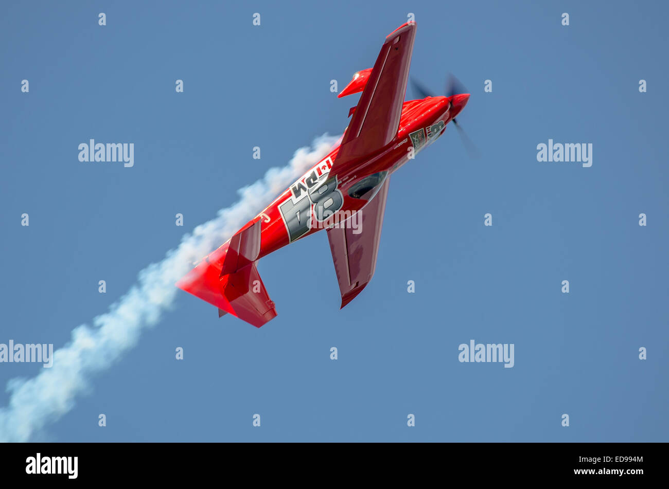 Kanadische pilot Peter McLeod seiner Edge 540 in ersten qualifizierenden Platz für den nächsten Tag Rennen in Ascot Racecourse fliegen Stockfoto