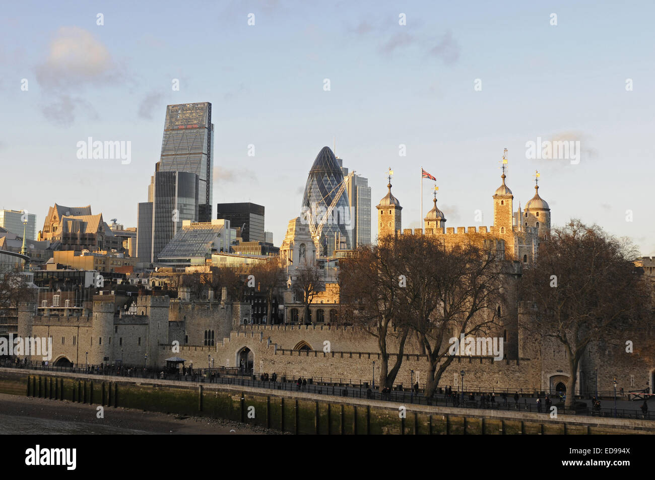 Die moderne Skyline der City of London mit The Gherkin, The Cheesegrater und Tower of London bei Sonnenuntergang und die Themse Stockfoto