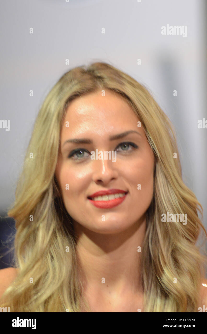 Moscow International Automobile Salon Frauen von Maserati Team junge blonde Frau Stockfoto