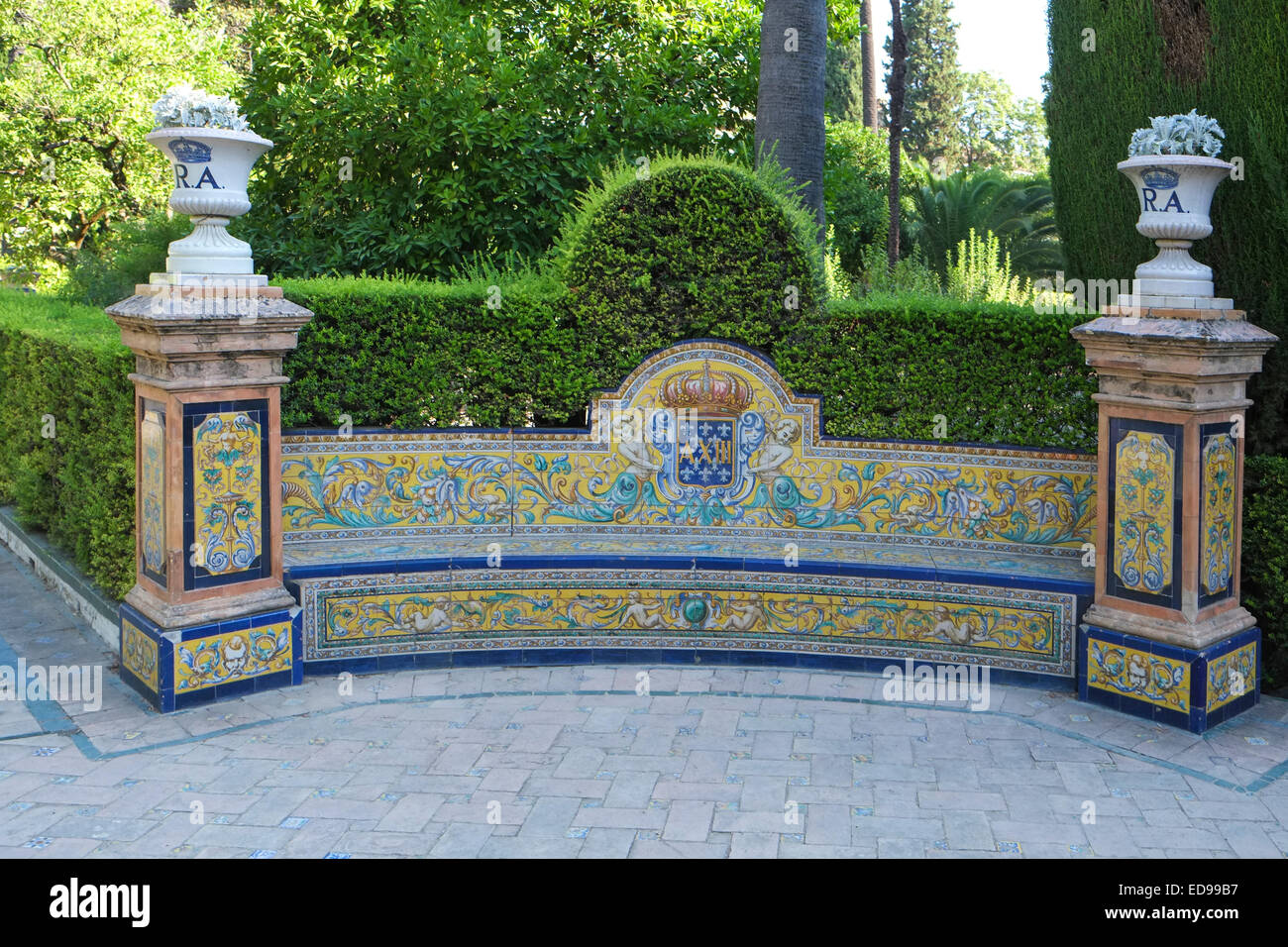 Sevilla Spanien: Kunstvoll gefliesten Sitz in den Alcazar Gärten bietet einen schattigen Platz zum sitzen und entspannen Stockfoto