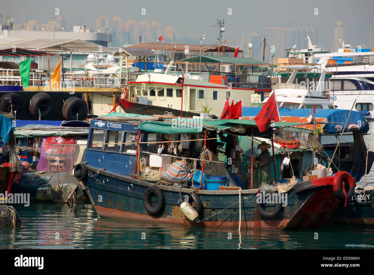 Hafen von Hongkong HK vollgestopft gewissermaßen voll Wasser mit einer Sammlung von verschiedenen Booten in einen kleinen Raum. Stockfoto
