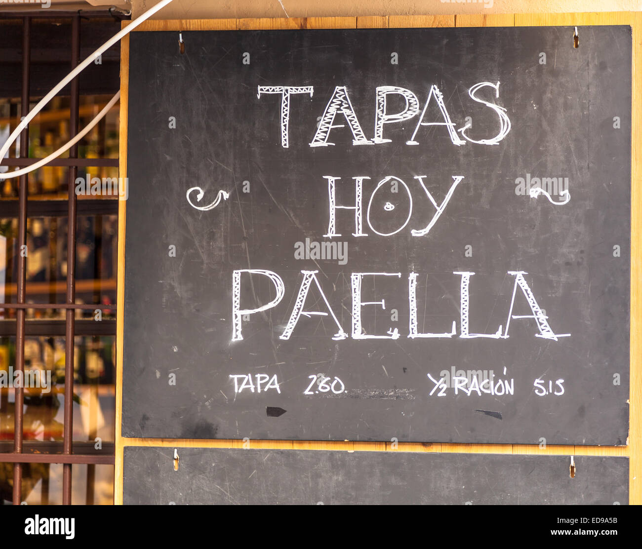 Wandern in Barcelona - Spanien - finden Sie gemeinsame Menü dazu zeigte außerhalb der Bars und Restaurants. Stockfoto