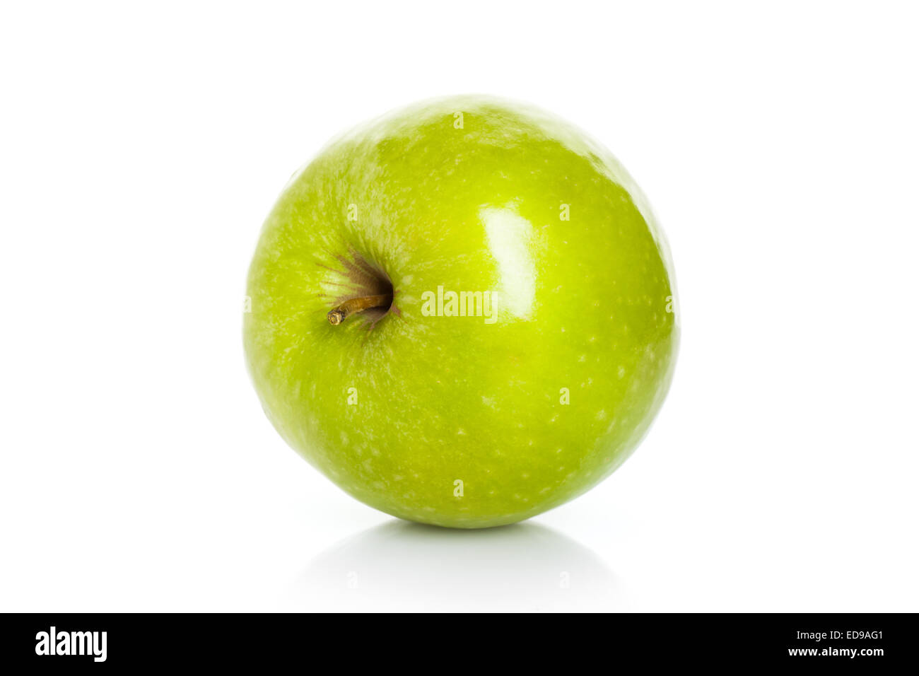 Closeup Studio Foto von grünem Apfel, isoliert auf weißem Hintergrund mit weichen Schatten und Reflexion auf Tisch Stockfoto