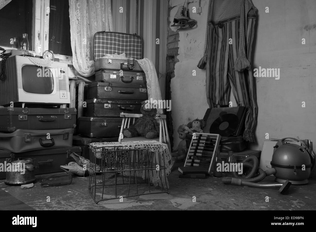 Chaotisch sortierten ausrangierten alten Elemente in einem Raum. In Monochrom erfasst. Stockfoto