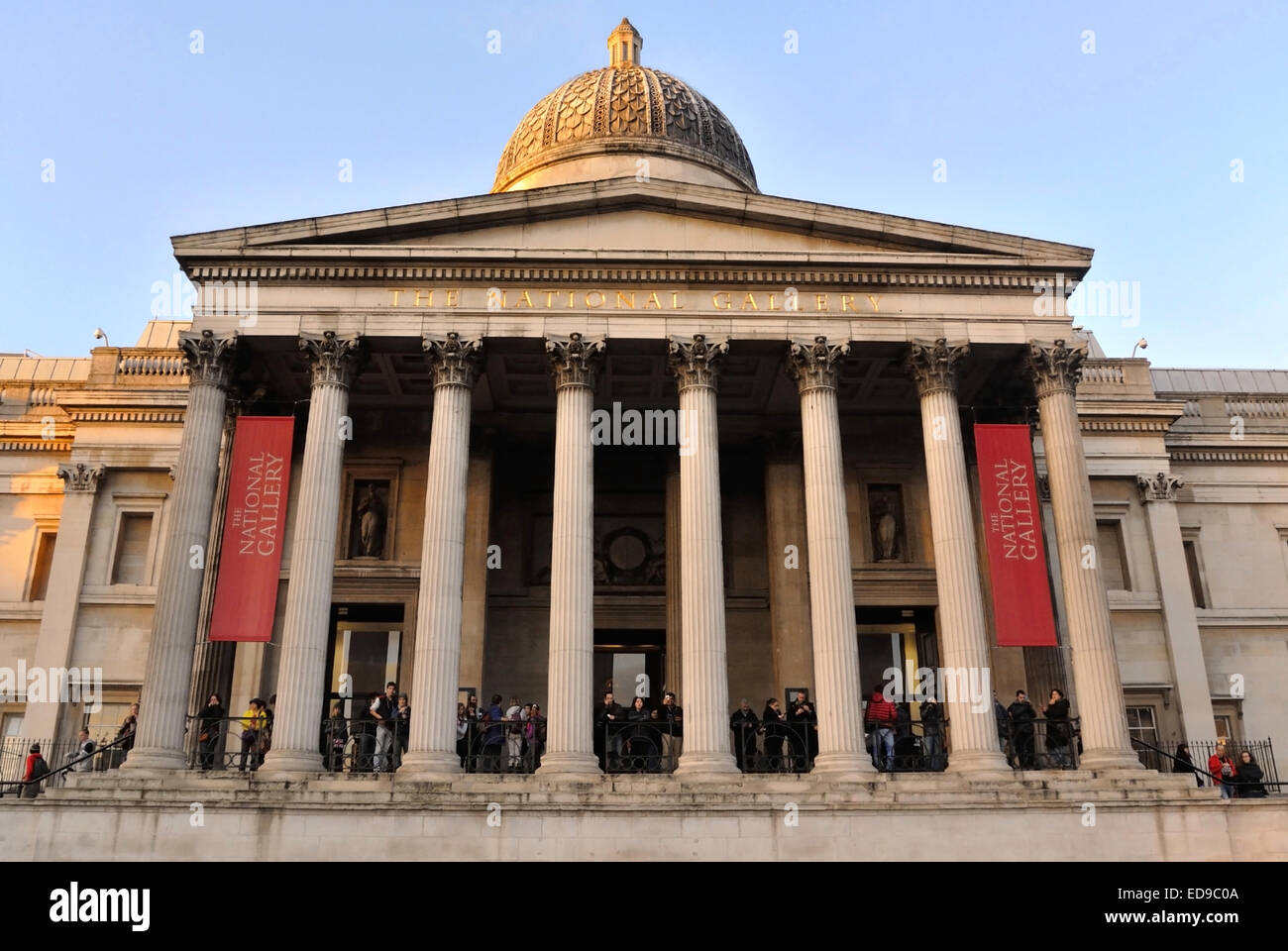 Außeneingang in der National Portrait Gallery, Trafalgar Square, Westminster, London, UK - Winter Stockfoto