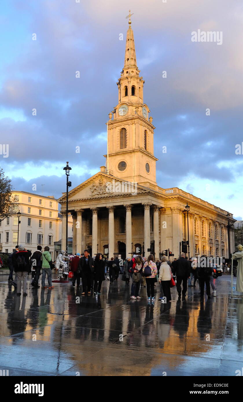Menschen außerhalb St. Martin in die Felder-Kirche auf dem Trafalgar Square nach Regenfällen, London, UK - Dämmerung; Winter Stockfoto