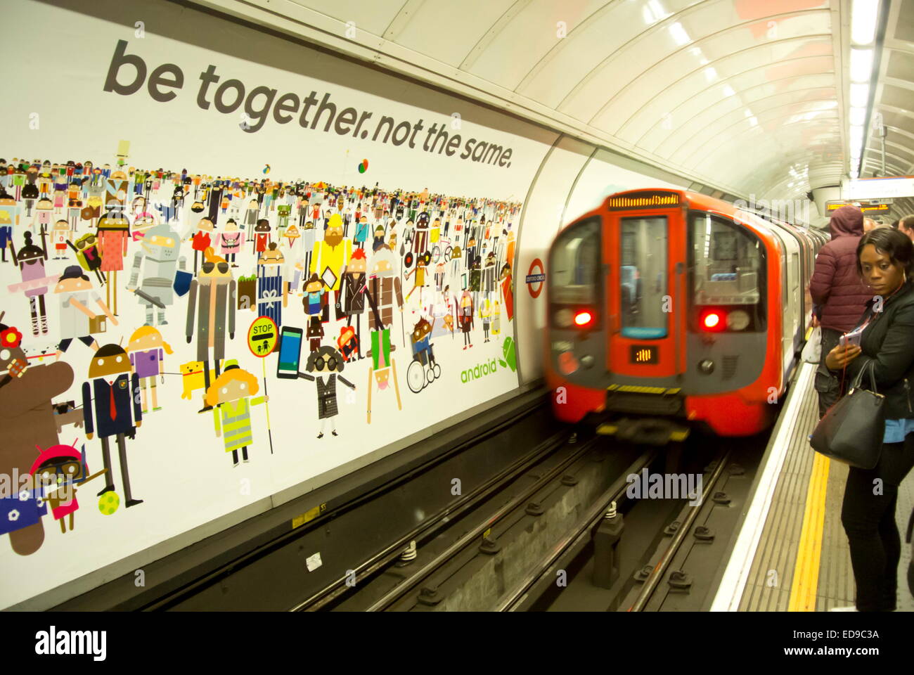 Ein Londoner U-Bahn Zug kommt am Bahnsteig der u-Bahnstation Oxford Circus auf der Victoria Line, London, UK Stockfoto