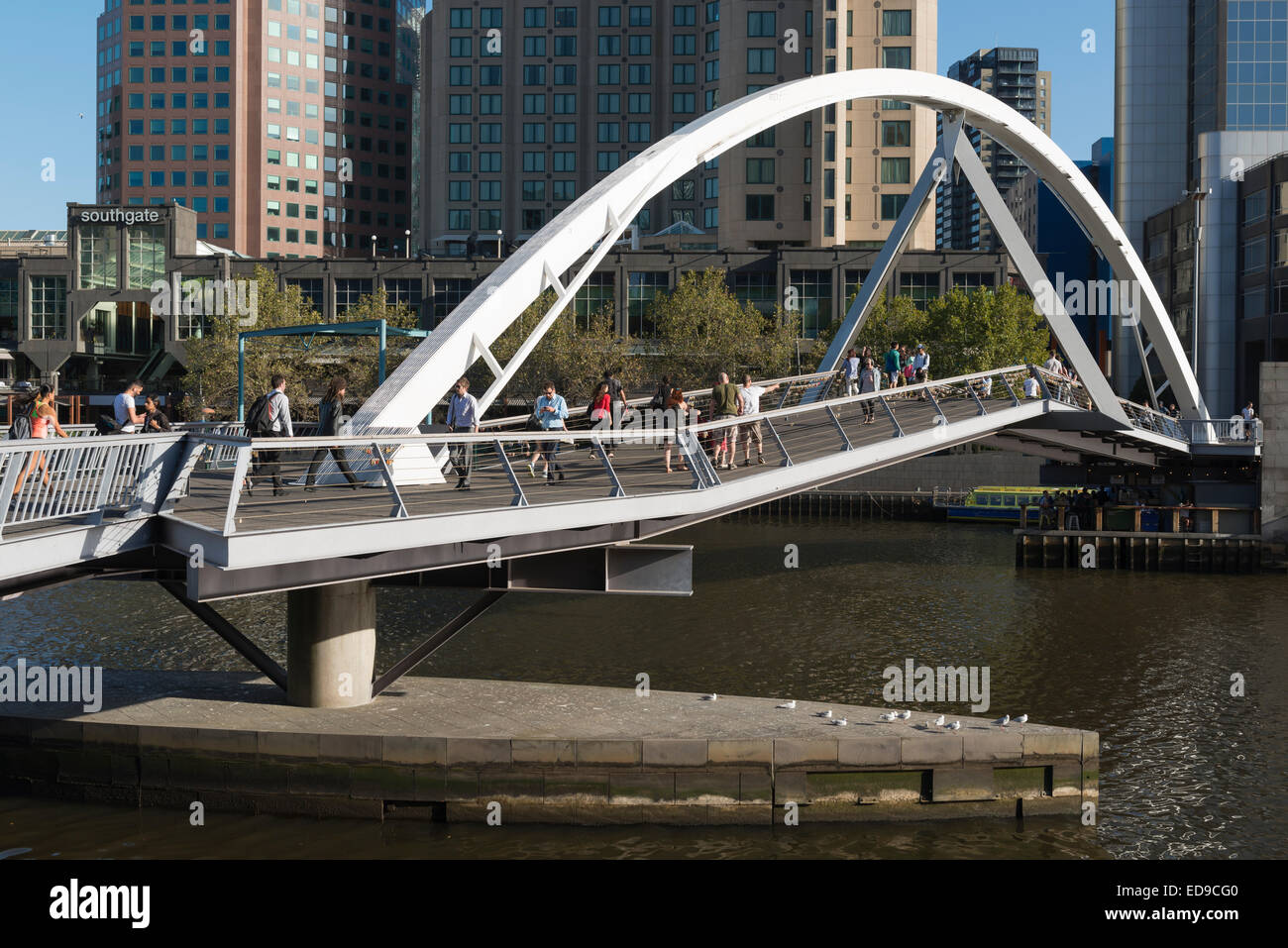 Eine Fußgängerbrücke, wie der Regenbogen Fußgängerbrücke bekannt, über den Fluss Yarra in Melbourne, Australien Stockfoto