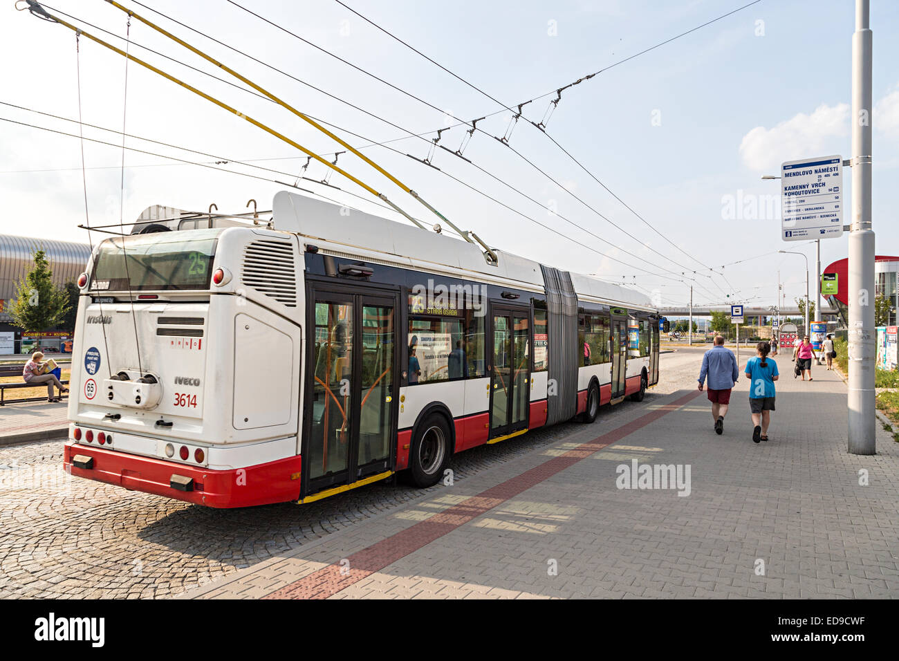 Öffentliche Verkehrsmittel Bus an Bushaltestelle, Brno, Tschechische Republik Stockfoto