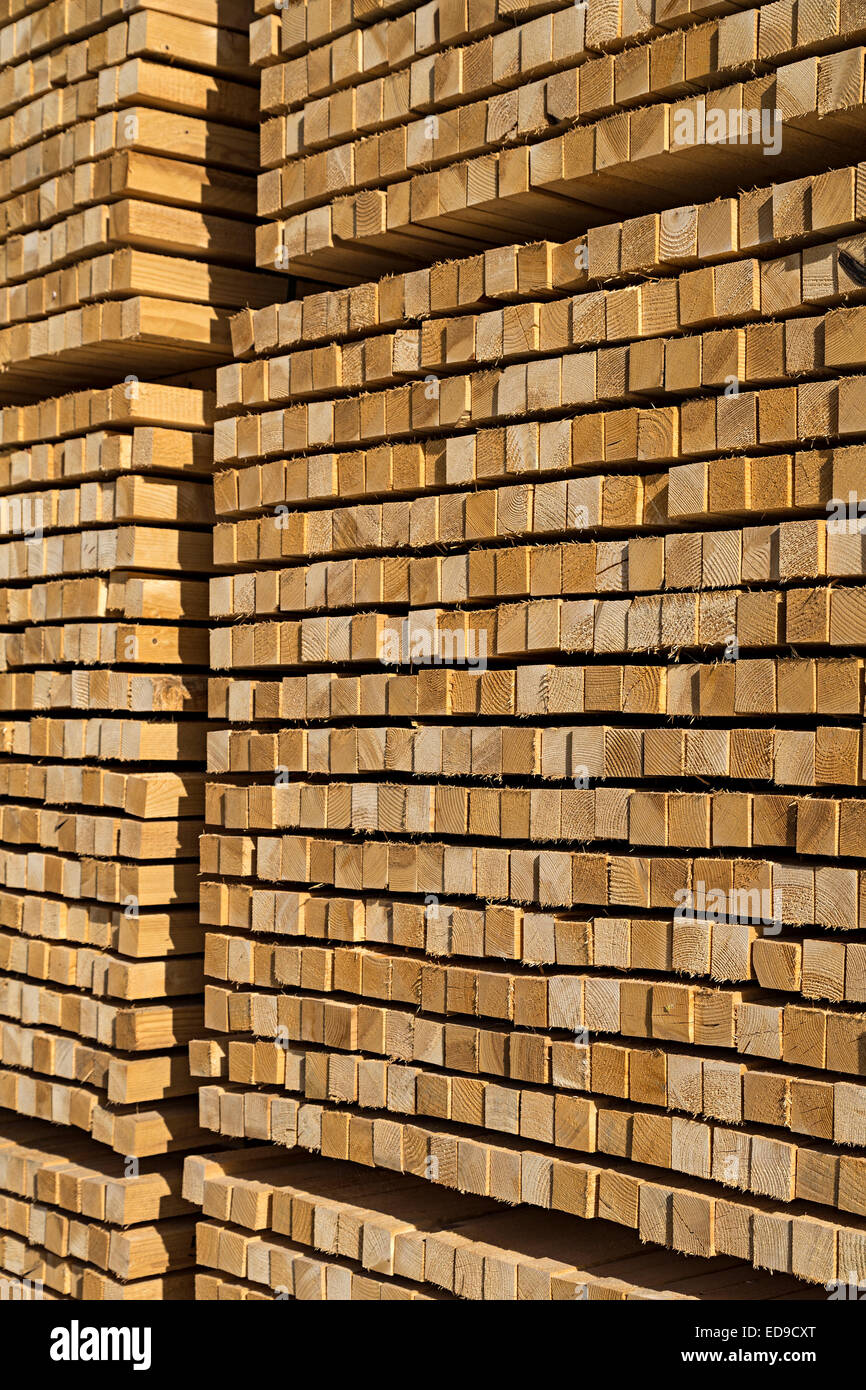 Schnittholz und Hobelware gestapeltes Holz im Sägewerk Hof, Cerknica, Slowenien Stockfoto