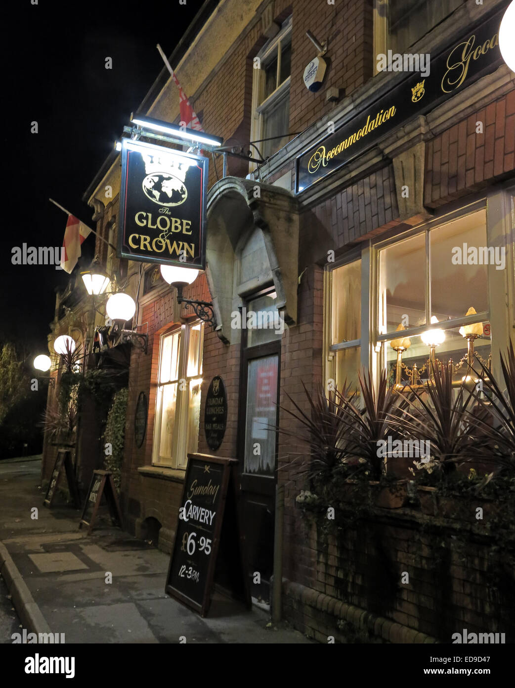 The Globe and Crown Pub, Yeovil Town, Somerset, England UK, BA20 1QF formell Globetrotters, bei Nacht Stockfoto