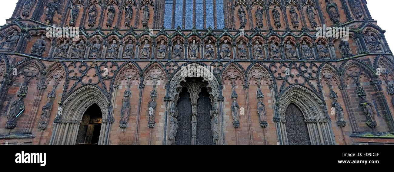 In der Abenddämmerung im Inneren der Lichfield Cathedral, Staffordshire, England, Großbritannien Stockfoto