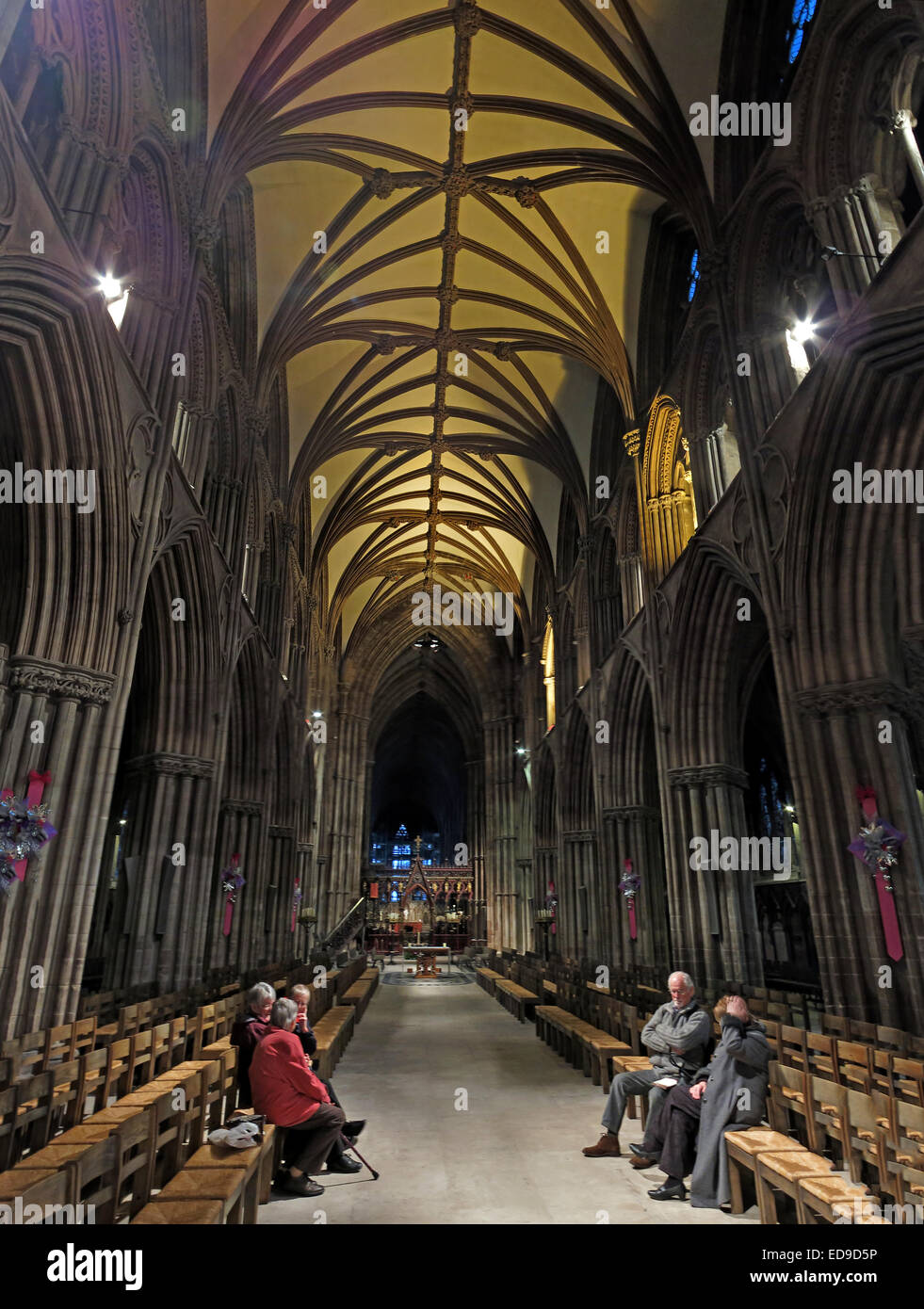 In der Abenddämmerung im Inneren der Lichfield Cathedral, Staffordshire, England, Großbritannien Stockfoto