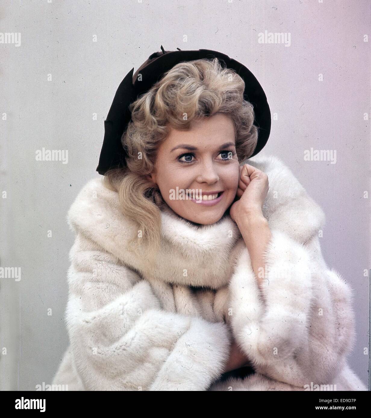 Datei. 2. Januar 2015. Donna Douglas, der Hinterwäldler Bombe Elly kann Clampett in der baby-boomer-Geliebte der 1960er Jahre Sitcom The Beverly Hillbillies spielte, gestorben in ihrem Haus in Louisiana. Sie war 81. IM BILD: DONNA DOUGLAS. © Globus Photos/ZUMAPRESS.com/Alamy Live-Nachrichten Stockfoto